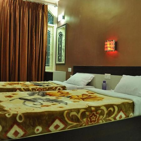 Hotel Kiran Palace Варанаси Екстериор снимка