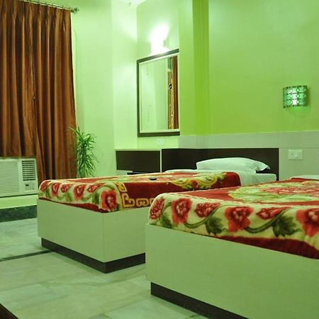 Hotel Kiran Palace Варанаси Екстериор снимка