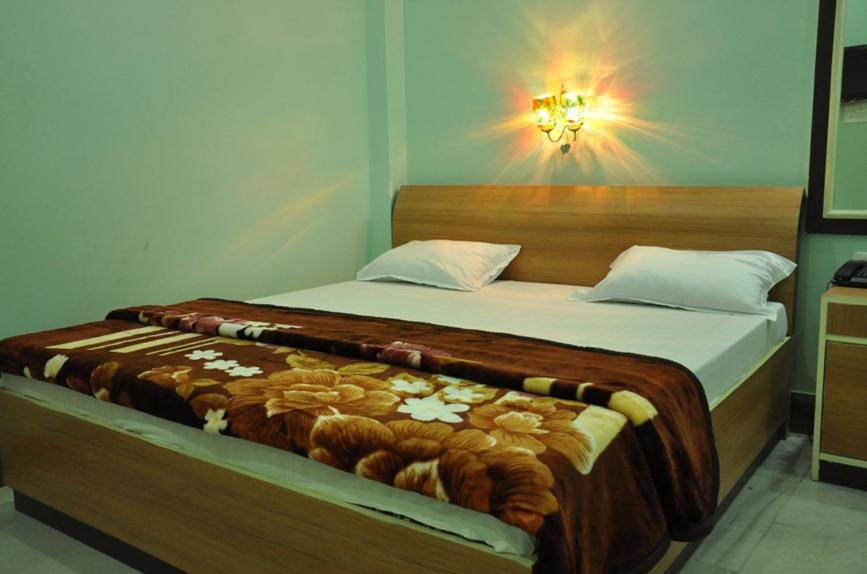 Hotel Kiran Palace Варанаси Стая снимка