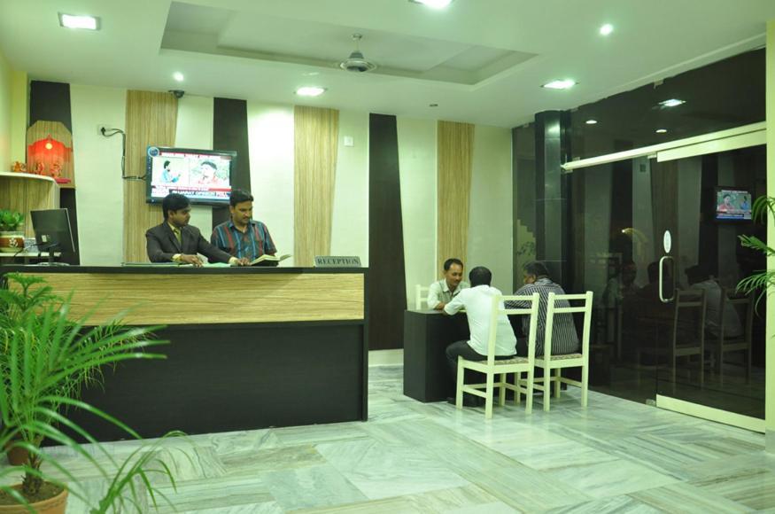 Hotel Kiran Palace Варанаси Екстериор снимка