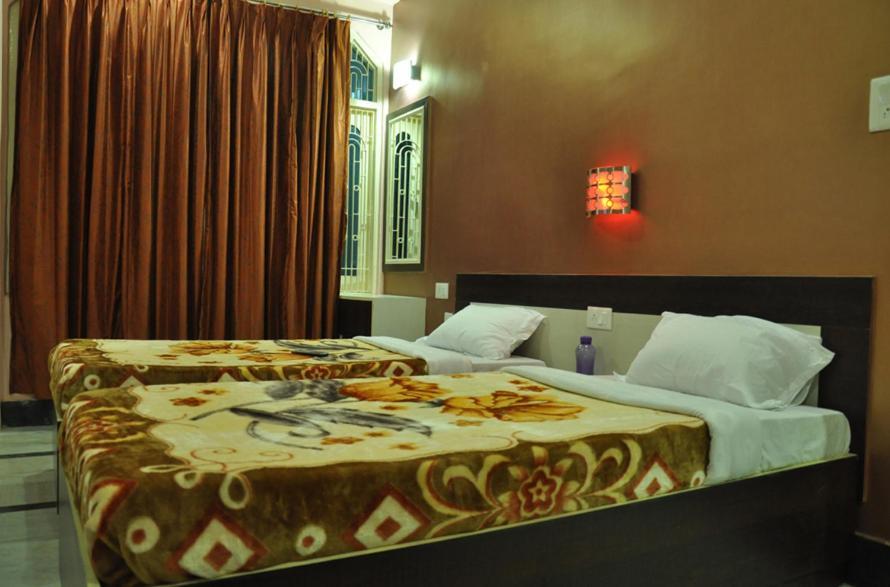Hotel Kiran Palace Варанаси Екстериор снимка