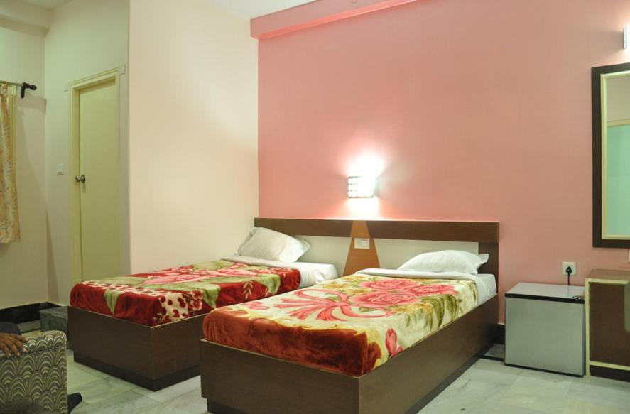 Hotel Kiran Palace Варанаси Екстериор снимка