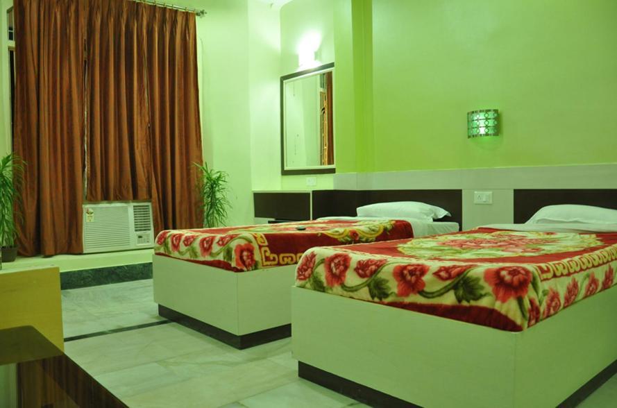 Hotel Kiran Palace Варанаси Екстериор снимка